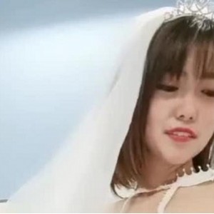 标题建议1.白色婚纱撞衫系列：两位精选女主播的甜甜沙滩直播2.妖艳与斯文的撞衫对决：小妲己直播白色婚纱作品3.2.5G视频精选：两位女主播撞衫白色婚纱，谁丑谁尴