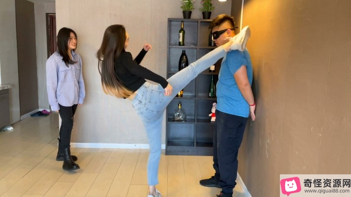 《暴踢内衣贼：女主惩治变态男》-27分钟高清视频