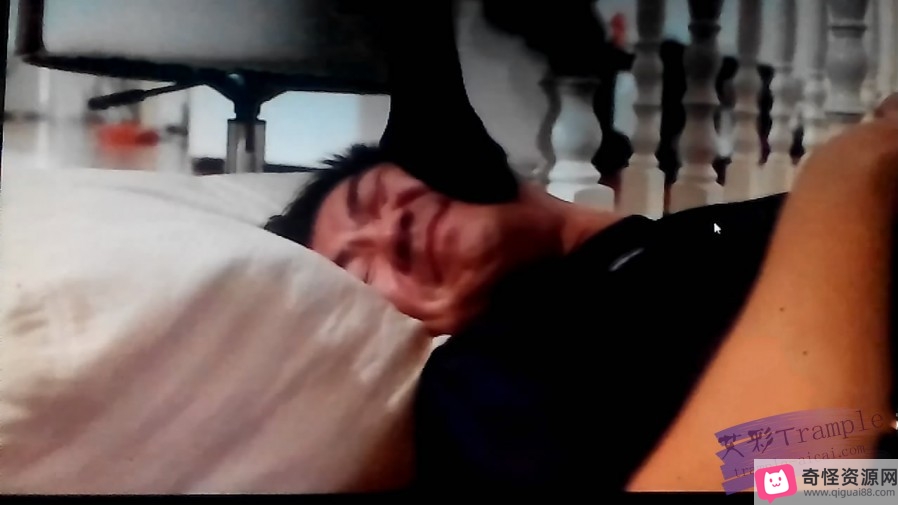 霸踩天下:王明踩足球男,碎花裙,百褶裙,黑丝,19分钟mp4视频,903M