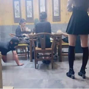 沅芷大人圈养群调群虐-桌底下虐双视角完整版视频720*1280B3476