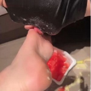 绘子sama：御姐范-脚踩食物赏赐喂食