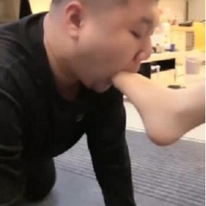 素人星探利哥原味肉丝脚全体重踩踏视频，时长48分钟