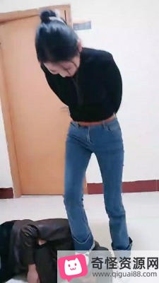 孤傲女帝:超暴力小白鞋踢踹双视角版视频大小544*960,时长136+120分钟