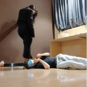 梵高金融白领黑丝高跟调-踩踏/舔闻原味丝袜双视角版bf26000，时长45+44分钟