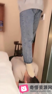 狗舔脏鞋底！AJ小姐姐直播视频29分钟，结尾卡顿5分钟