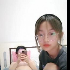 年轻小情侣火花四溅，眼镜美眉S身材L莉打桩TCC黑丝娇小，时长48分钟，赶紧下载观看！