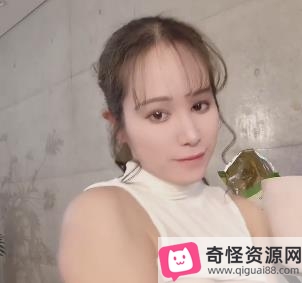 自娱自乐女神Naomii高铁自拍视频，时长22分钟，更新作品发布，快来观看！