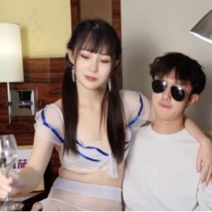 糖糖性感女导游实战视频，马尾辫妩媚S话