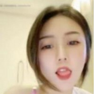 神仙颜值猪九妹直播合集：粉嫩小舌头玉兔沟壑空降到床上