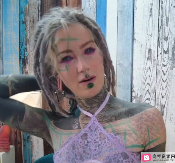 展示了各种不同类型的泰国伪娘，让观众可以更全面地了解这个群体。视频的大小和数量也非常丰富，总共有65个视频，每个视频长度都在8到9分钟之间。如果你对泰国伪娘文化感兴趣，不妨来关注一下“EnglishPsycho”，一定会有意想不到的收获！
