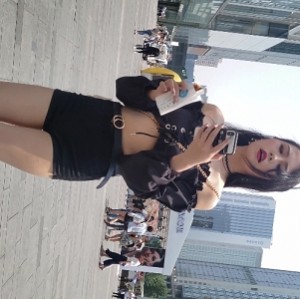 嫩模小悠车展私房丝袜诱惑2V1.75G凹凸曲线