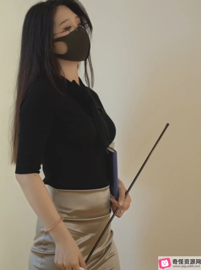 网盘老师小脚指教棒子1部660M黑丝湿滑爆裂